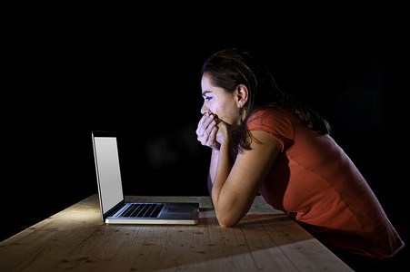 不堪重负摄影照片_ 与计算机独自深夜在压力中工作的抑郁症的工人或学生妇女 