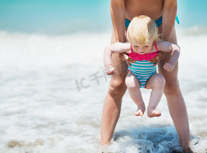 母亲和婴儿玩海波浪