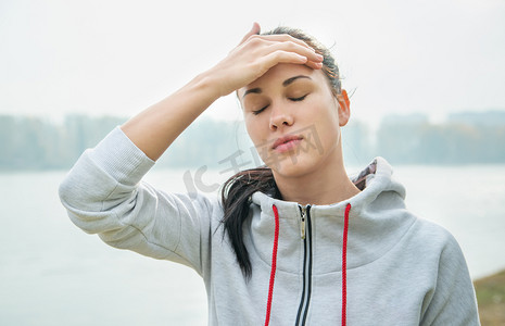 流眼泪的女孩摄影照片_悲伤的女人