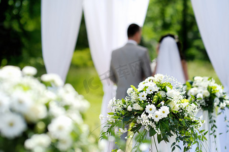 粉红kt板摄影照片_白色的花婚礼装饰