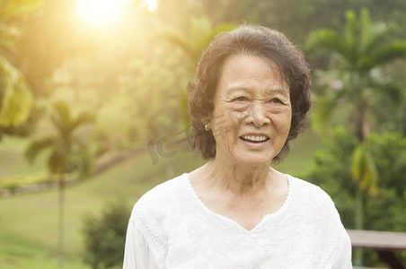 快乐的亚洲老年人女人嘲笑户外