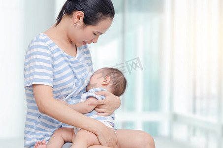 亚洲第一摄影照片_女人母乳喂养她的孩子 