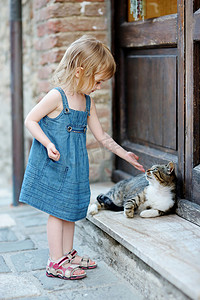 你的快乐童年摄影照片_可爱快乐的小女孩和一只猫