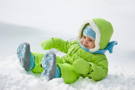 neve摄影照片_在雪上的孩子