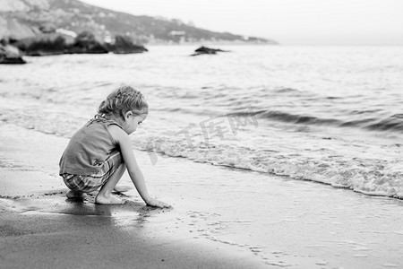 可爱的小女孩，在海滩上玩