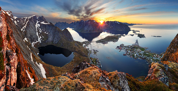 日暮时分，挪威自然全景山风景.