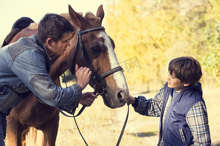 父亲马摄影照片_父亲和儿子与马