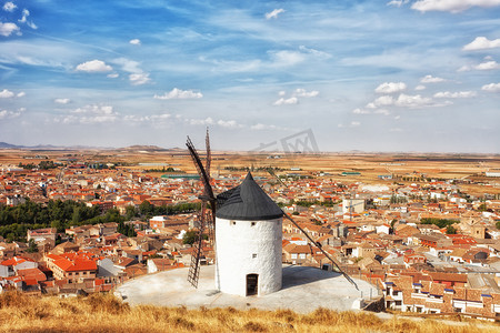 古老的风车在西班牙