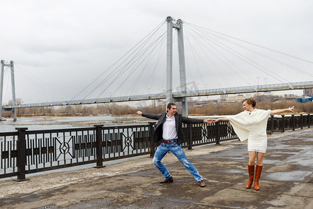 恩爱艺术字摄影照片_跳舞的恩爱的夫妻在堤岸上