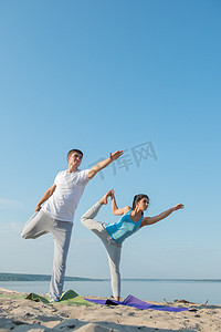 班级纪律摄影照片_做瑜伽的年轻夫妇