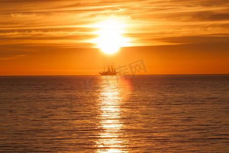 帆船海鸥摄影照片_在大海和太阳帆船舶剪影