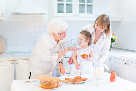 我和奶奶买菜摄影照片_奶奶有与她的女儿和孙女冯