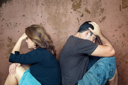 悲伤的心情摄影照片_离婚，问题 — — 对方生气对年轻的夫妇