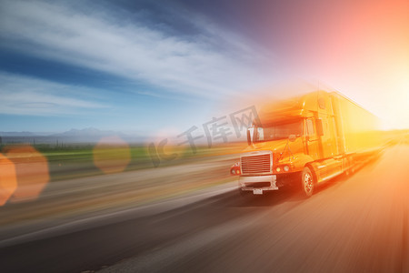 moving摄影照片_Truck on freeway