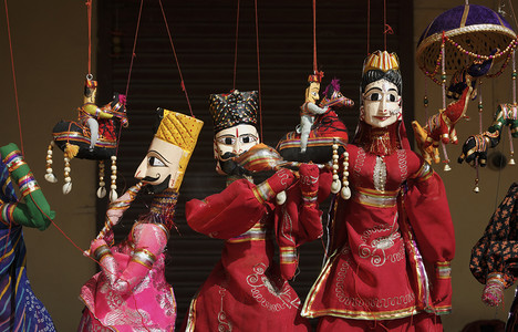 在当地市场出售印度木偶