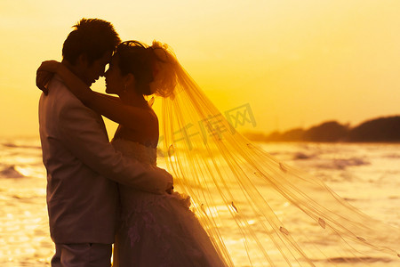 新郎和新娘在爱情感浪漫的时刻，在沙滩上 