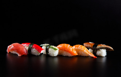 美食背景寿司摄影照片_日本海鲜寿司，黑色背景