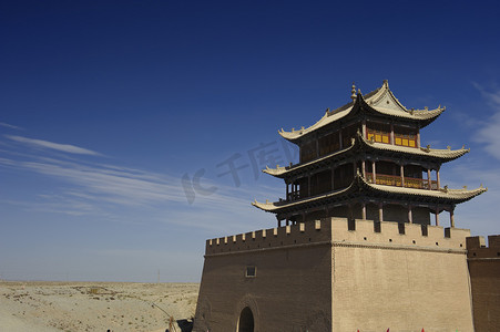 嘉峪关传递塔在甘肃、 中国的戈壁沙漠上
