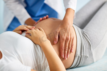产科医生接触的孕妇肚子