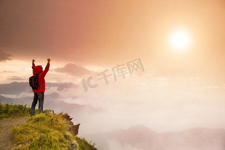 首脑会议摄影照片_背包站在山看 t 上面的年轻人