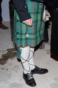 正式场合摄影照片_在传统苏格兰短裙的男子