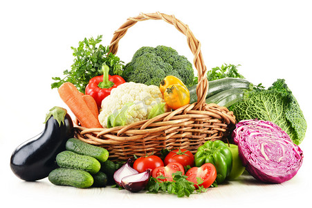 不同种类的新鲜有机蔬菜上白色隔离