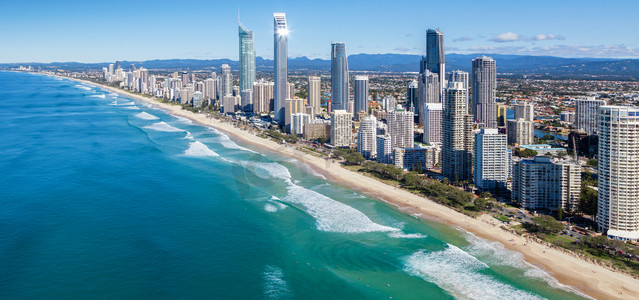 飞溅沙子摄影照片_澳大利亚冲浪者的天堂