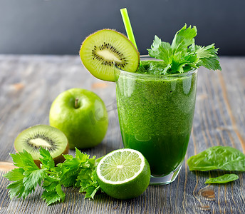 健康的绿色果汁饮料的菠菜和芹菜