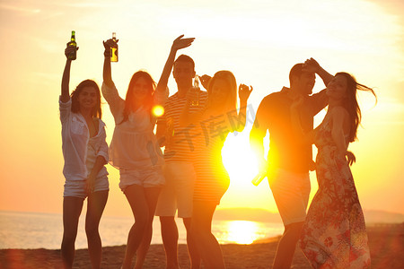 开心的学生们摄影照片_青年组享受海滩夏季聚会