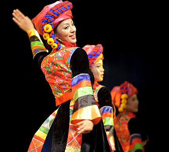 激烈的相扑赛摄影照片_中国羌族民族舞