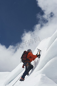 背人摄影照片_ορειβάτης αυξάνονται χιονισμένη πλαγιά