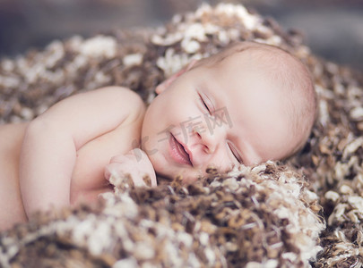 出生宝宝摄影照片_可爱的微笑宝宝的肖像