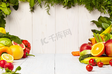 水果和蔬菜木制的桌子上