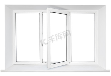 孤立在白色背景上的白色塑料三重门窗口。开着的门