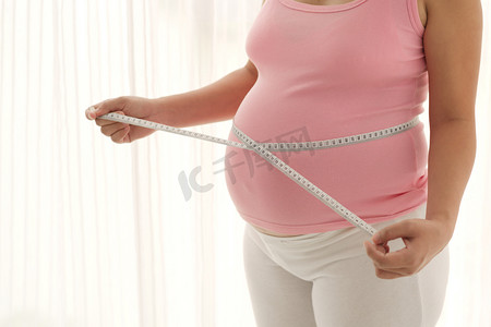 带测量带的孕妇