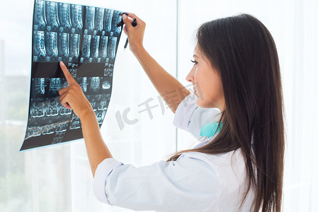 医院放射科摄影照片_女医生在医院看着 x 射线胶片医疗保健、 伦琴、 人和医学概念.