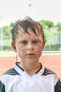 足球分组摄影照片_用尽从踢足球的男孩 