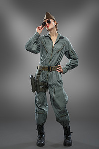 维和部队摄影照片_性感的女孩打扮成一名直升机飞行员太阳镜摆姿势