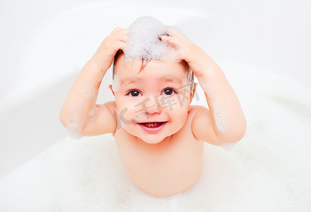 快乐的孩子在泡沫中的浴室洗