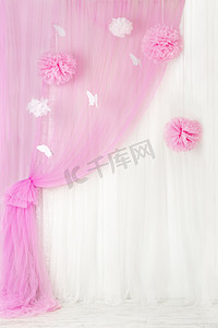 粉红房间摄影照片_窗帘粉红的底色，空白的内部空间，对女孩来说，橱窗设计