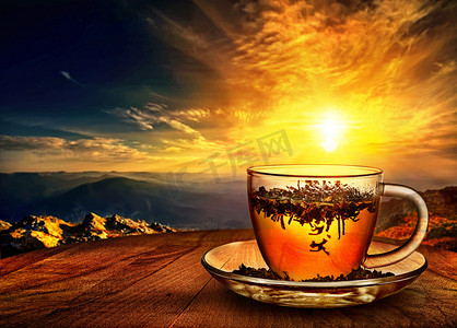红色茶摄影照片_喝杯茶在日落 