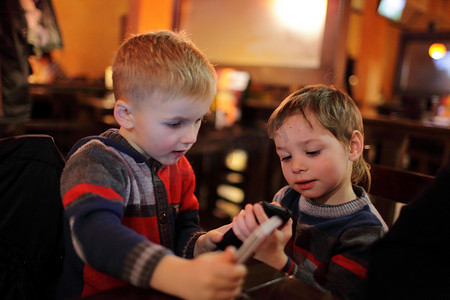 两个男孩用智能手机