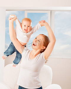 母亲和婴儿的游戏活动、 做体操、 笑