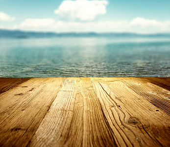 在沙滩上的木桌上