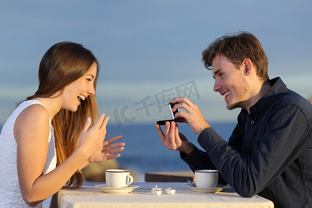 情人节电影摄影照片_请求他的女朋友订婚戒指的手的男朋友