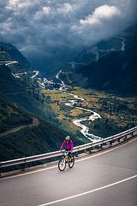 女自行车运动员摄影照片_年轻女子骑自行车