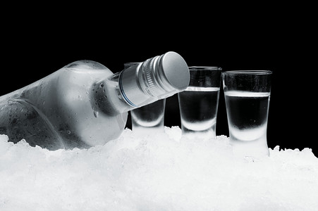 瓶伏特加带着眼镜，站在冰上黑色背景