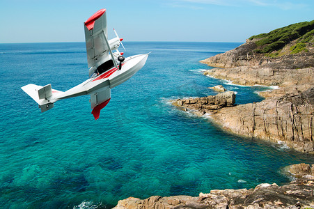 水上飞机在泰国海滩上空飞行