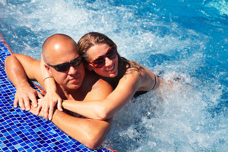 拥抱恩爱摄影照片_恩爱的夫妻在水力按摩池.