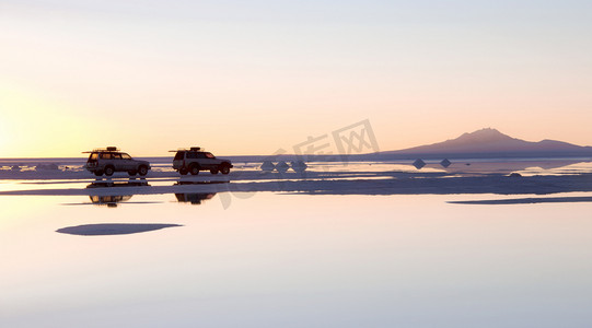 车在沙漠摄影照片_在盐湖车
